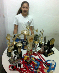 Garota coleciona medalhas e troféus (Arquivo Pessoal) xadrez2